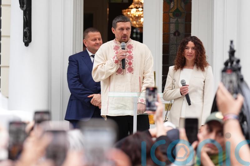 Boxer Usyk declares gratitude to UK and quotes Churchill as convoy leaves London