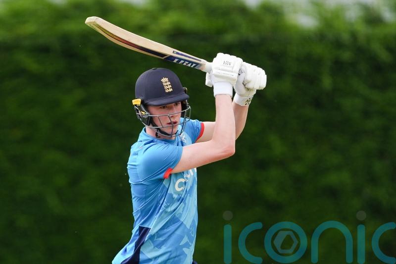 Teenager Rocky Flintoff makes 32 on Lancashire debut as Surrey dominate