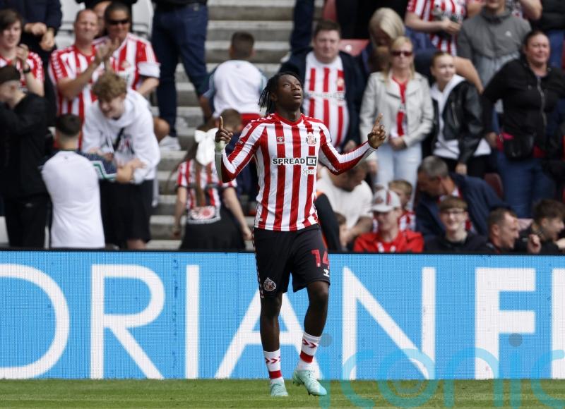 Romaine Mundle’s goal beats Burnley and takes Sunderland top of Championship