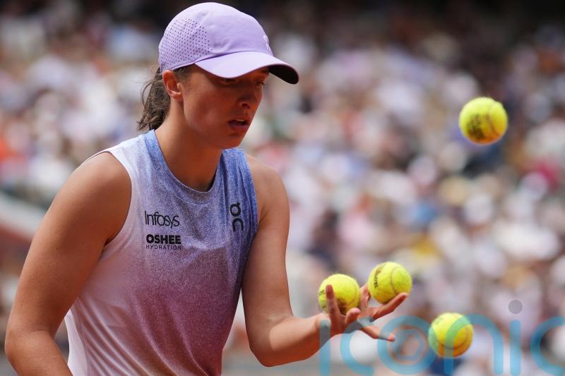 Iga Swiatek battles back to extend winning French Open run to 25 matches