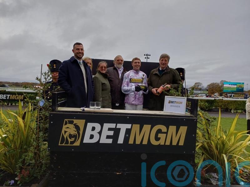 Golden Ace triumphs in dramatic Fighting Fifth Hurdle