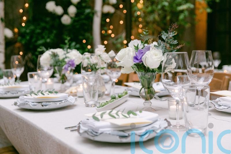A beginner&rsquo;s guide to tablescaping with flowers