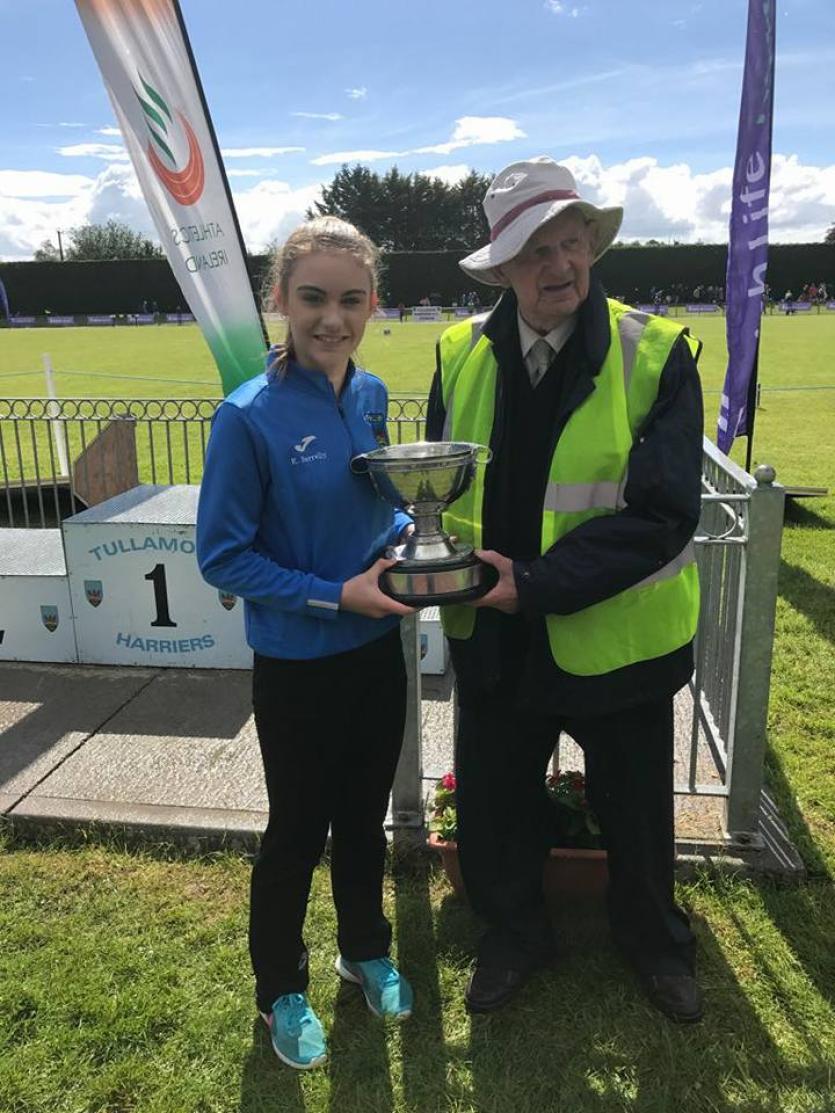 Katelyn Farrelly being receiving the Naughton Trophy from renowned coach Sean Naughton